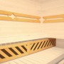 Innenansicht Weka Sauna Kemi Eck mit Holzverkleidung, Liegeflächen und Ofenschutz.
