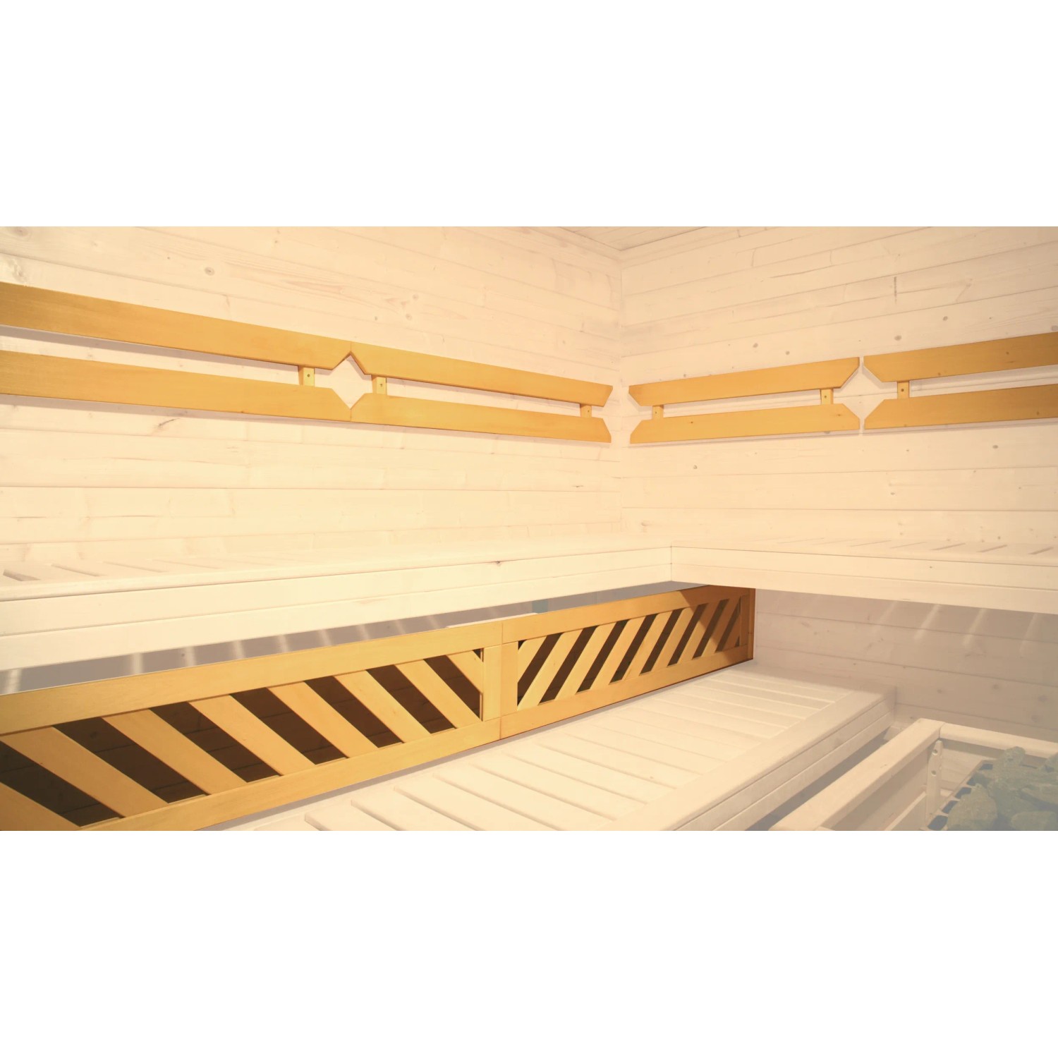 Innenansicht Weka Sauna Kemi Eck mit Holzverkleidung, Liegeflächen und Ofenschutz.