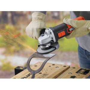 Black+Decker Winkelschleifer KG701 im Einsatz beim Schleifen von Metall.