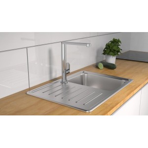 Verchromte Schütte Küchenarmatur Chicago auf Spüle mit Abtropffläche.