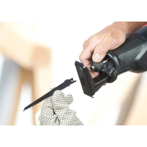 Skil Säbelsäge 4961AA: Hand wechselt Sägeblatt der 900W Säge. Werkzeugloser Wechsel.