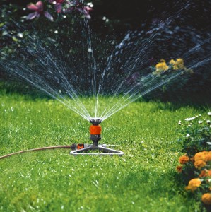 Gardena Comfort Kreisregner Vario auf Schlitten beim Bewässern eines Gartens.