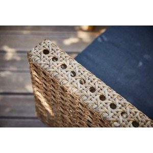 Detailaufnahme: Naturfarbenes Polyrattan-Geflecht und anthrazitfarbenes Kissen des Lounge-Sessels Junee.