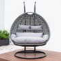 Grauer Home Deluxe Hängesessel Twin aus Polyrattan mit Kissen und Regenabdeckung.