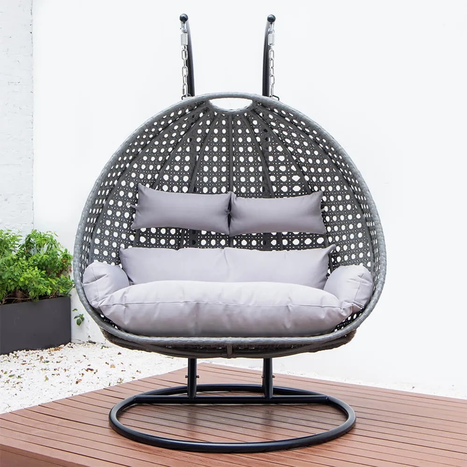 Grauer Home Deluxe Hängesessel Twin aus Polyrattan mit Kissen und Regenabdeckung.