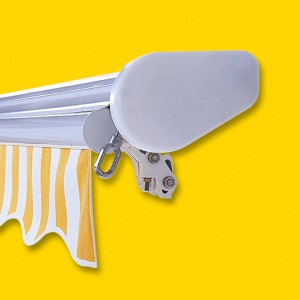 Detailansicht der gelb-weiß gestreiften Spettmann Halbkassettenmarkise Sky Klassik.