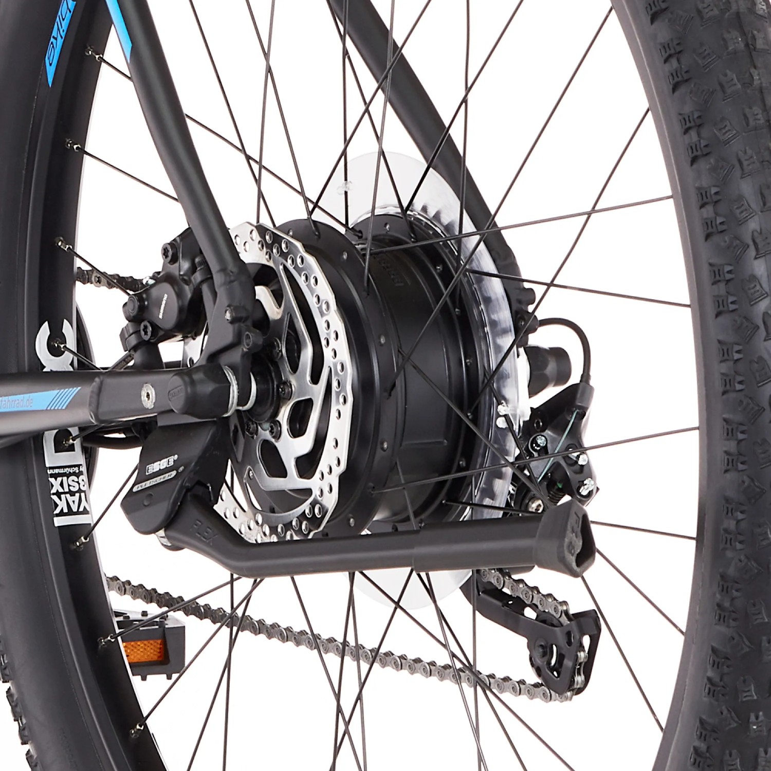 Detailaufnahme Hinterrad mit Motor, Kettenschaltung und Scheibenbremse des Fischer E-Bike Mountainbike Montis EM 1724.
