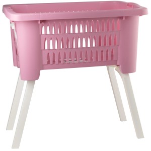 Rosa Wäschekorb mit ausgeklappten, weißen Beinen für erhöhte Arbeitshöhe.