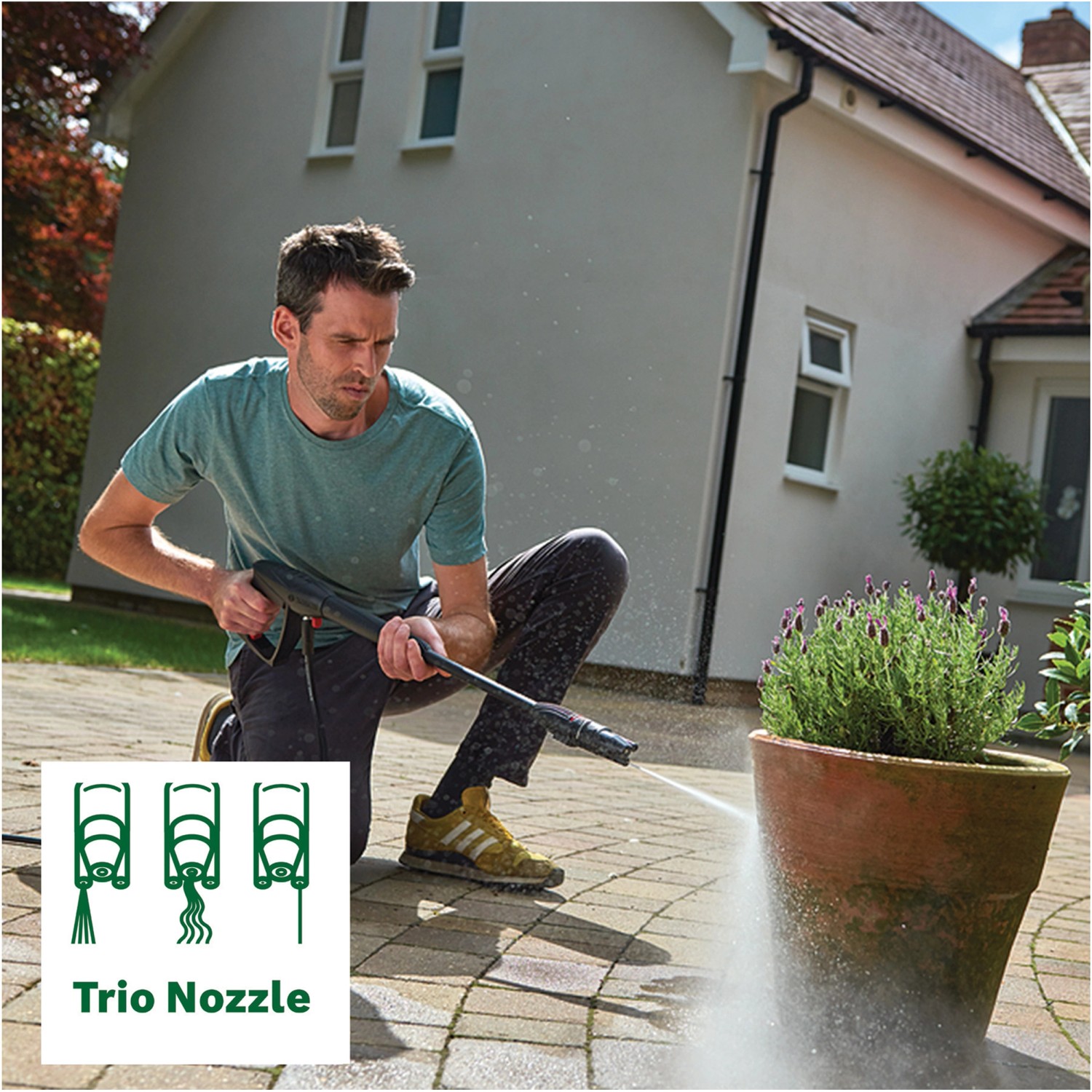 Mann reinigt Terrasse mit Bosch Hochdruckreiniger Universal Aquatak 125 und Zubehörset.