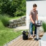 Kärcher Aschesauger AD 2 Battery im Einsatz: Akku-Sauger für Asche und Staub im Garten.