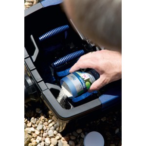 Anwendung: Oase BioKick Filterstarter wird in einen Teichfilter gegeben.