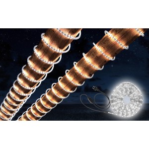 Globo LED-Lichtschlauch, 18 m, kaltweiß, gewickelt um Holzpfosten. Ideal für Garten und Party.