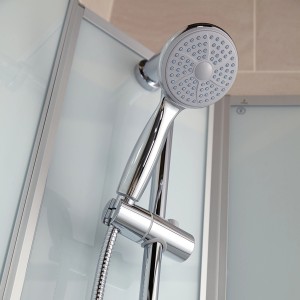 Detailaufnahme: Schulte ExpressPlus Duschkabine Ibiza mit Duschstange und Handbrause.
