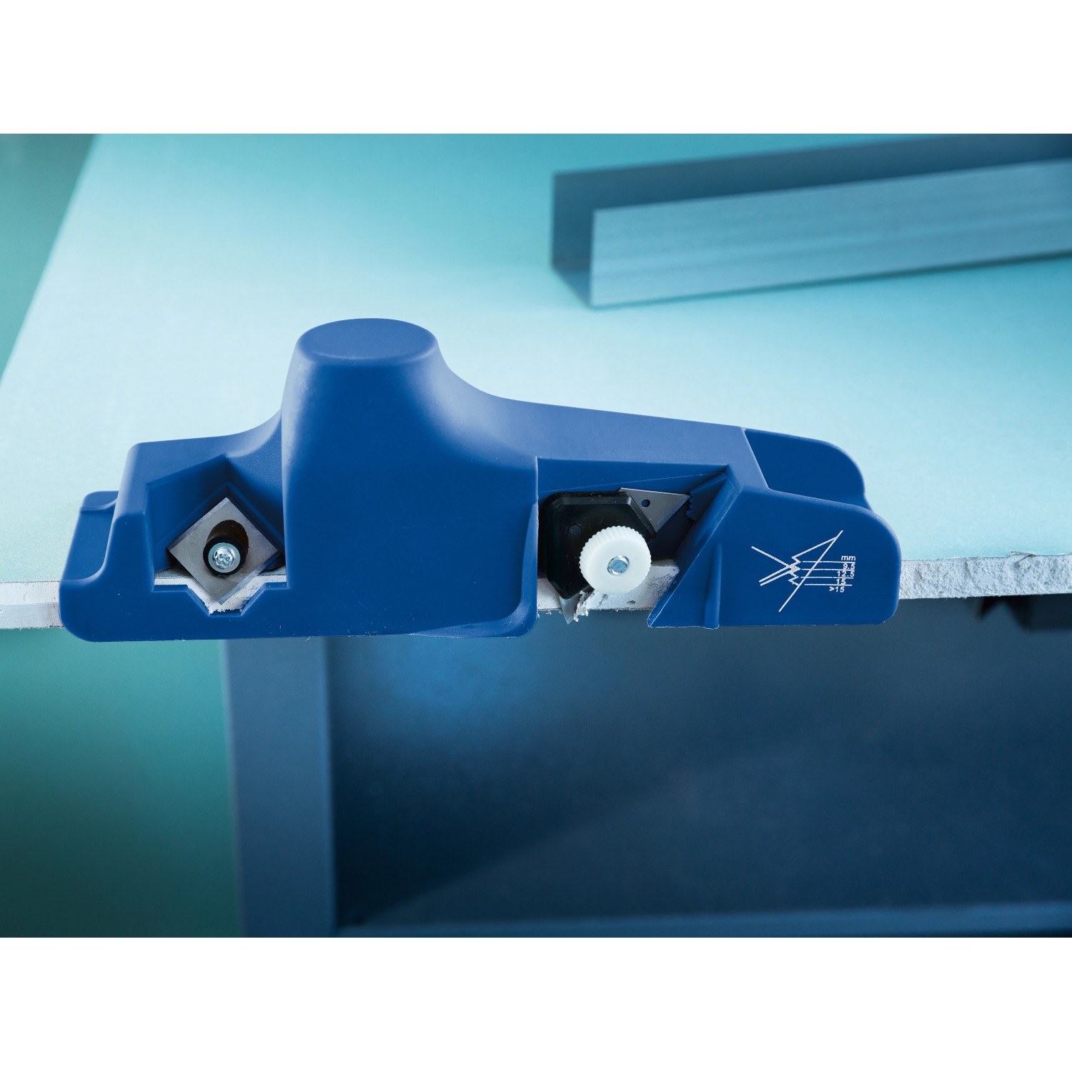 Blauer LUX Kantenhobel für Gipskartonplatten, zum Anfasen und Zuschneiden von Kanten.