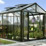 Vitavia Gewächshaus Zeus Comfort 10000, schwarzer Rahmen, 10 m² Fläche. Begehbares Gartenhaus mit geöffneter Tür.
