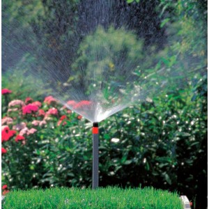 Gardena Versenkregner S 80/300 beim Bewässern einer Rasenfläche.