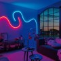 Paulmann MaxLED Flow RGB LED-Streifen Set an Wand im Wohnzimmer, rot und blau leuchtend.