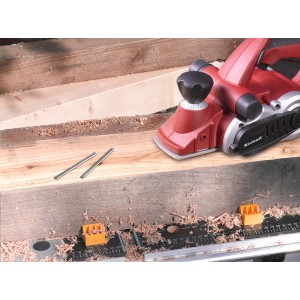 Einhell HM-Wendemesser 2er-Set (82mm) für Hobel, neben Hobel auf Werkbank.