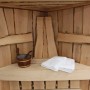 Rustikale Sauna mit Buchenholz-Elementen und Baumkante, Eimer und Handtüchern.