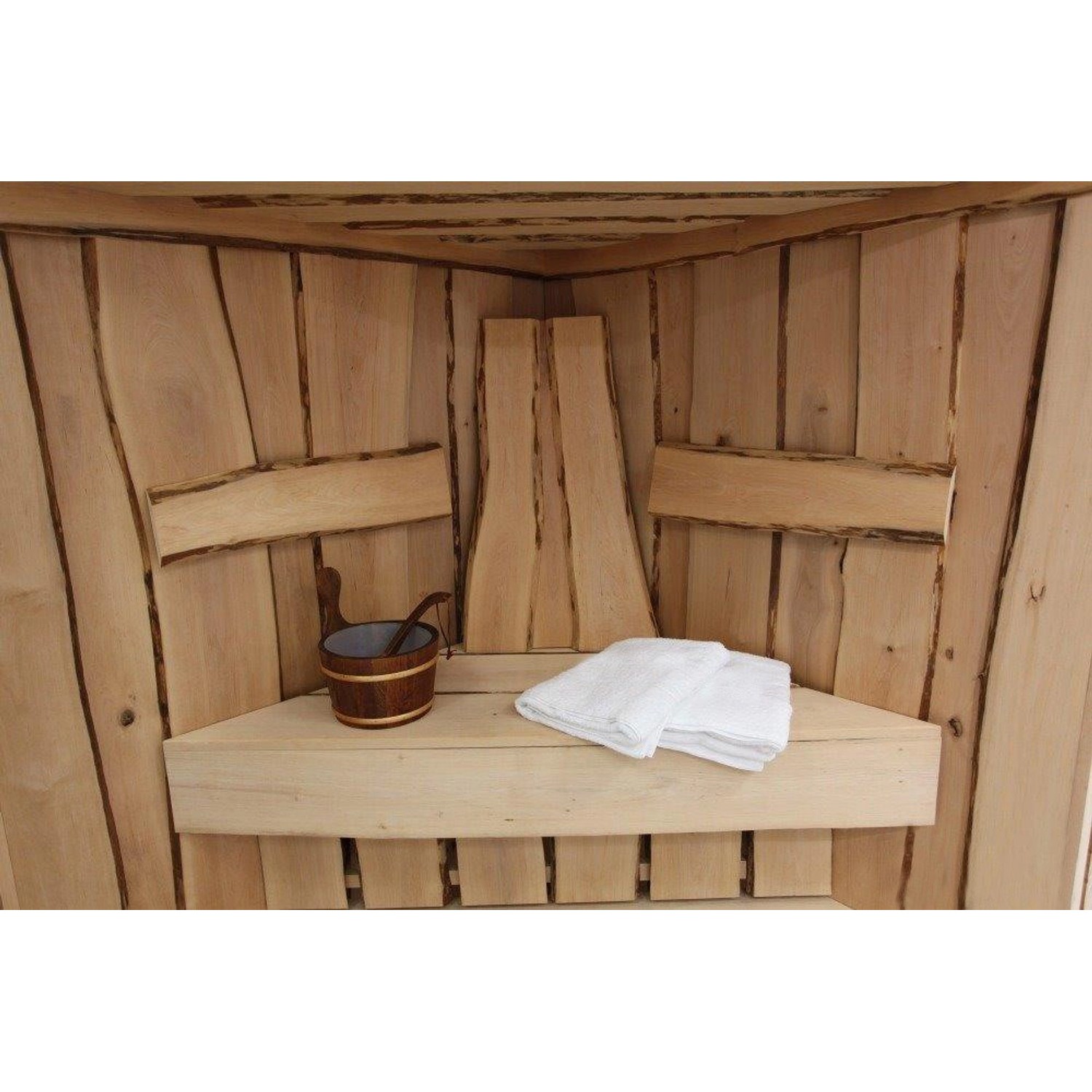 Rustikale Sauna mit Buchenholz-Elementen und Baumkante, Eimer und Handtüchern.
