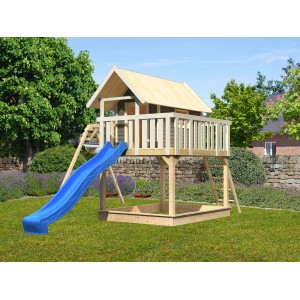 Karibu Stelzenhaus Fidel mit Doppelschaukel, blauer Rutsche und Sandkasten im Garten.