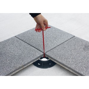 Häusler Verstellschlüssel im Einsatz zum Justieren von Stelzlager für Terrassenplatten.
