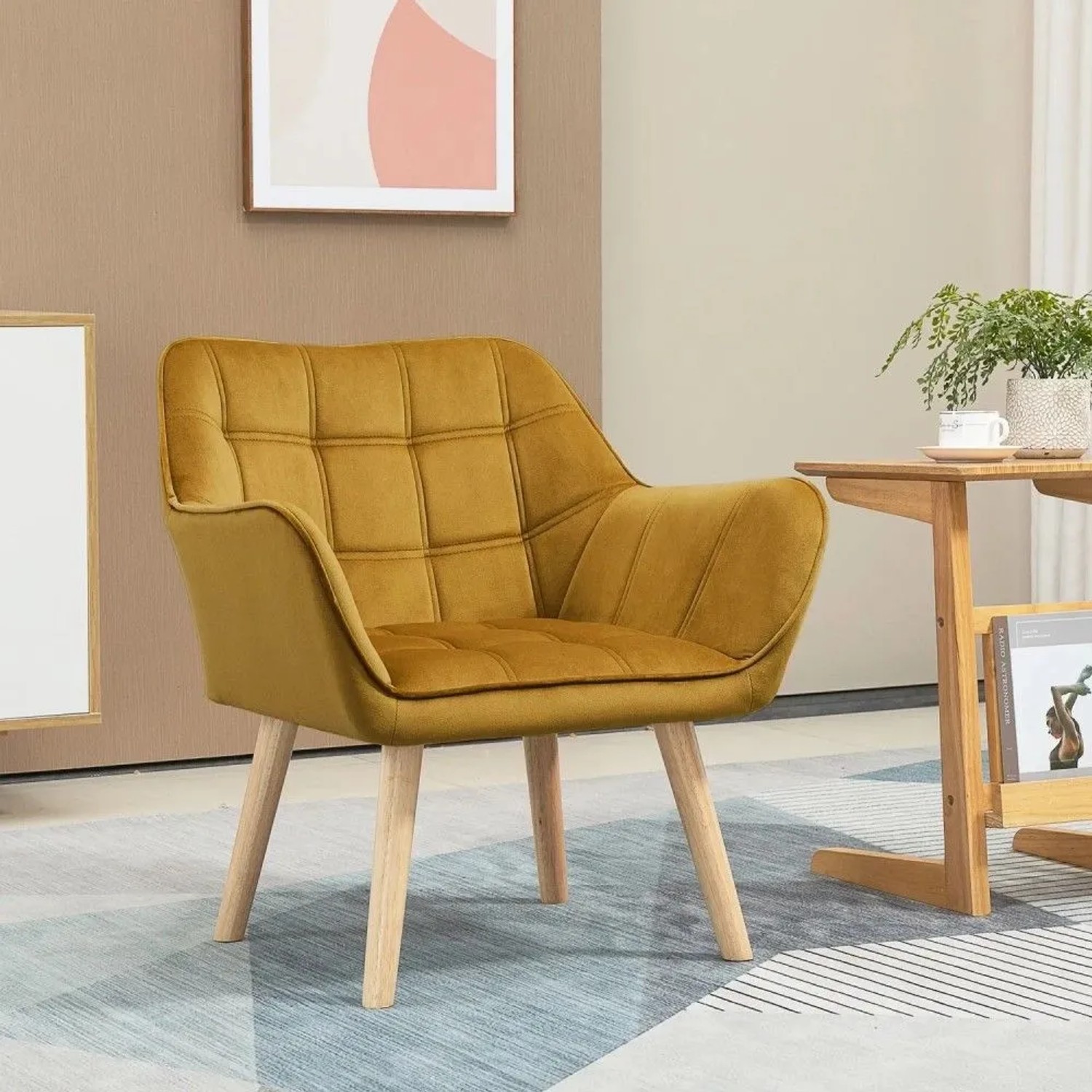 Gelber Loungesessel im Skandi-Design mit Samtbezug und hellen Holzbeinen. Ideal für Wohnzimmer oder Leseecke.