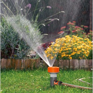 Gardena Classic 4-Flächenregner Twist im Einsatz, Rasenbewässerung im Garten.