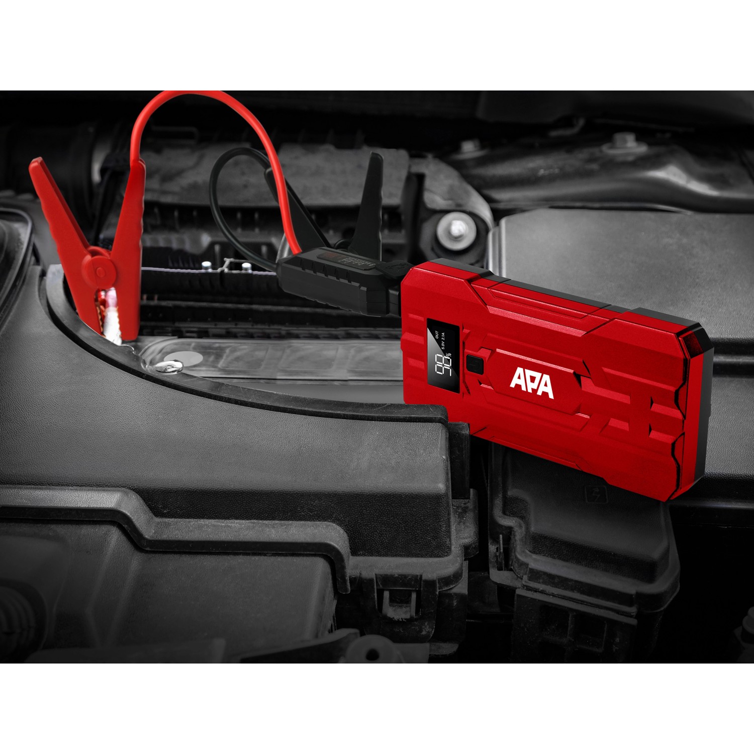 Rotes Apa Schnellstartsystem Lithium Powerpack 10.000 mAh mit Starthilfekabeln am Auto.