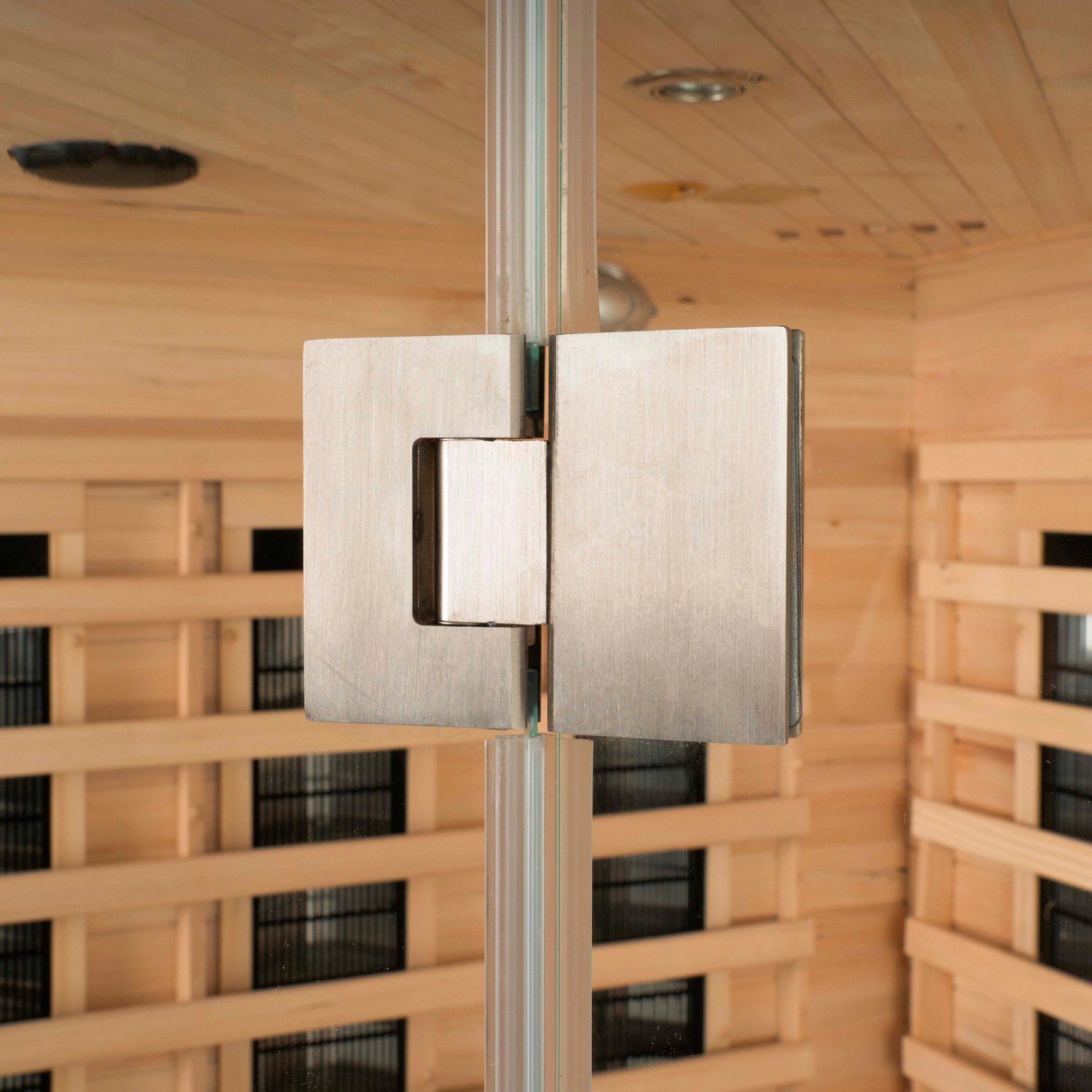 Detailaufnahme: Türscharnier der Redsun Deluxe Infrarotkabine aus Tannenholz.