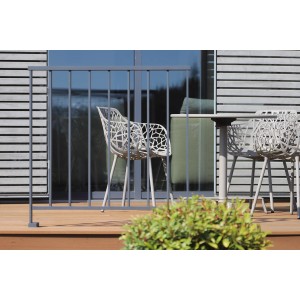 Anthrazitfarbenes Dieda Geländer-Set Linus aus Aluminium, 1000x1000 mm, auf einer Terrasse.