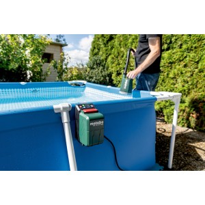 metabo Akku-Tauchpumpe TPF 18 LTX 2200 am Pool, Gartenbewässerung. Elektro-Pumpe mit Akku.