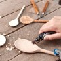 Dremel Miniaturwerkzeug mit Holzbearbeitungs-Set 681 beim Bearbeiten eines Holzlöffels.
