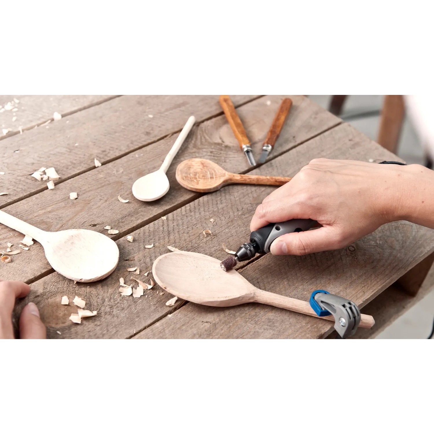 Dremel Miniaturwerkzeug mit Holzbearbeitungs-Set 681 beim Bearbeiten eines Holzlöffels.