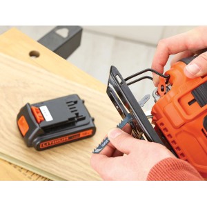 Black+Decker Akku-Stichsäge BDCJS18 beim Sägeblattwechsel, Akku separat.