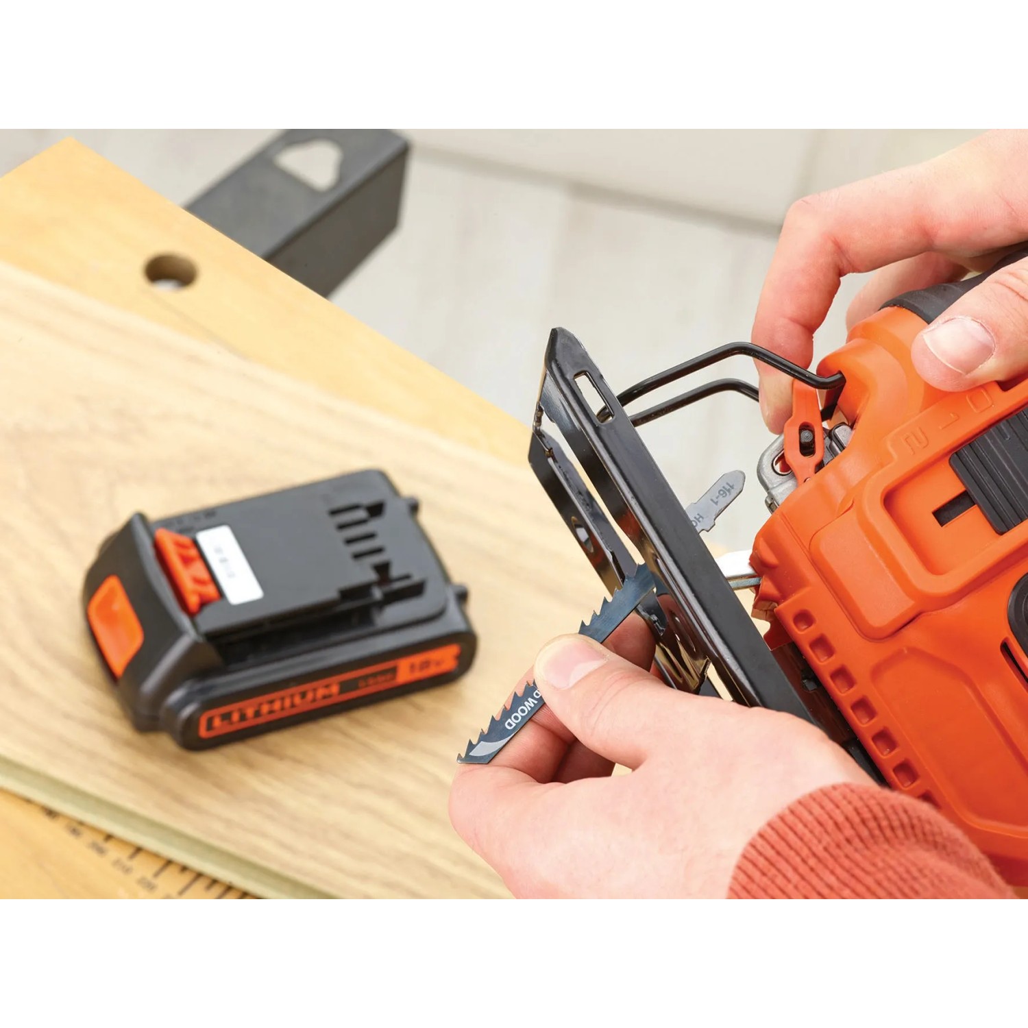 Black+Decker Akku-Stichsäge BDCJS18 beim Sägeblattwechsel, Akku separat.