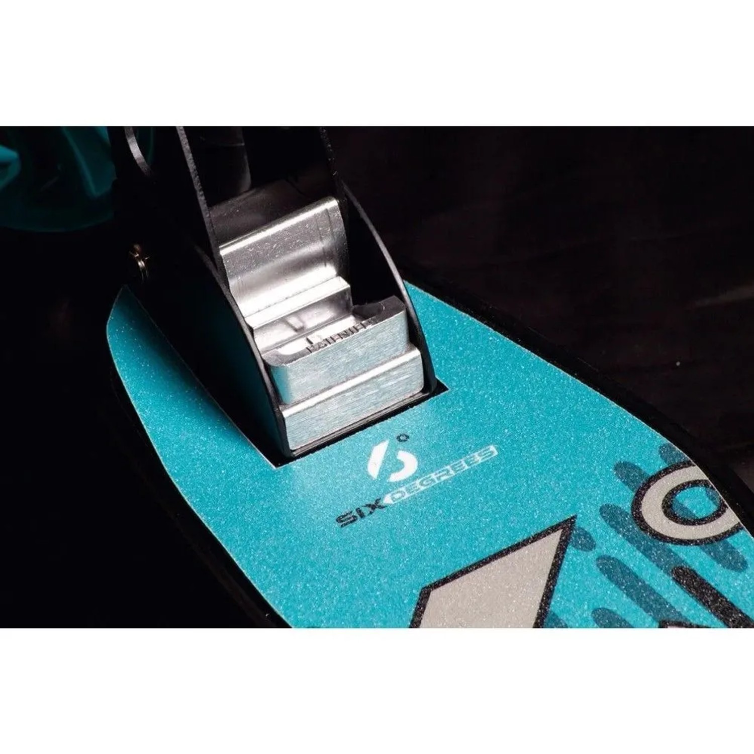 Türkiser Six Degrees Aluminium Scooter: Detailansicht des Klappmechanismus und des Logos auf dem rutschfesten Deck.