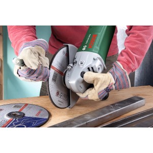 Bosch Winkelschleifer PWS 20-230 J mit Anti-Vibrationsgriff beim Schleifen von Metall.