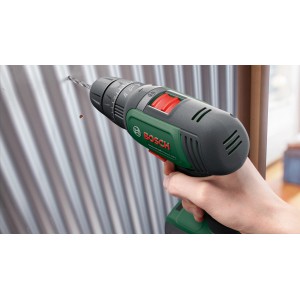 Bosch UniversalImpact 18V Akkuschrauber beim Bohren in Metall.