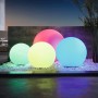 Mehrfarbige Eglo Monterolo-Z Außen-Lichtkugeln (Ø 30 cm) im Garten, steuerbar per App.