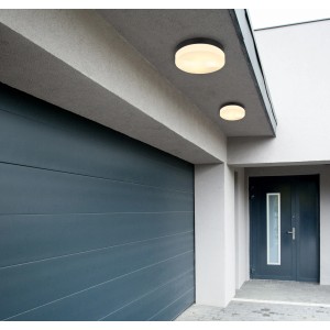 Moderne, runde Globo Außendeckenleuchte, 2-flammig, schwarz matt, 240x65mm, montiert an einer Hauswand.