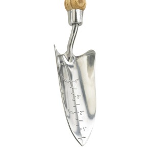 Kent & Stowe Pflanzkelle aus Edelstahl mit Tiefenmarkierung und Holzgriff.