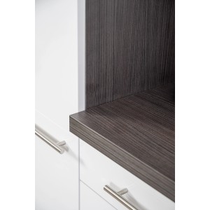 Detailaufnahme: Respekta Winkelküche in Schwarz Hochglanz und Eiche Grau mit Edelstahlgriffen.