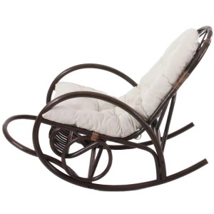 Schaukelstuhl C40 aus Rattan mit weißer Auflage für bequemes Sitzen.