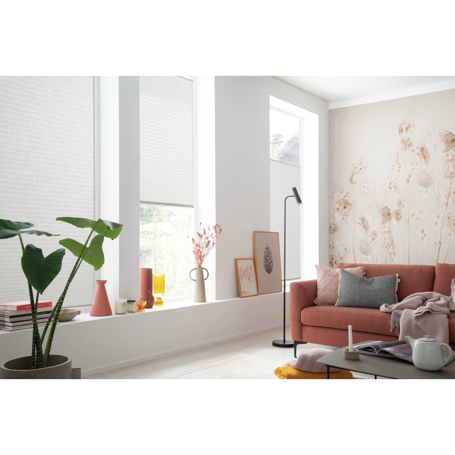 Schöner Wohnen Plissee Marla, 90x130 cm, Weiß, im Wohnraum mit Sofa und Dekoration.