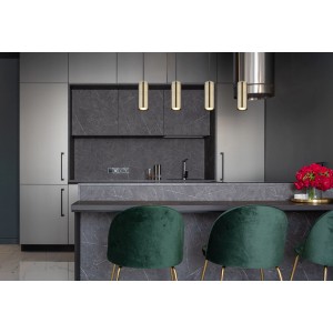 Globo Pendelleuchte Robby, 4-flammig, schwarz matt und altmessingfarbene Zylinder in moderner Küche.