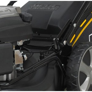 Detailaufnahme: Texas Benzin-Rasenmäher ZT5110TR-W mit Motor und Fangkorb-Halterung.