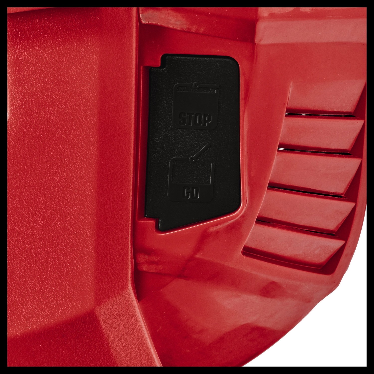 Detailaufnahme: Rote Abdeckung mit schwarzem Schalter (Stop/Go) am Einhell Akku-Rasenmäher GE-CM 36/43 Li-M.